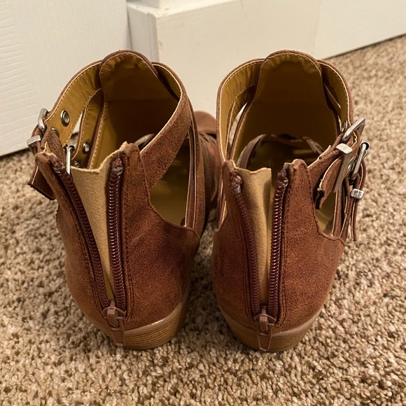 Cute booties! Like new! - Picture 5 of 5